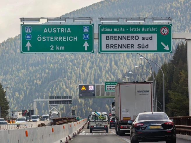 Brennero, danni per oltre 500 milioni l’anno: ecco quanto costano all’Italia i blocchi del Tirolo