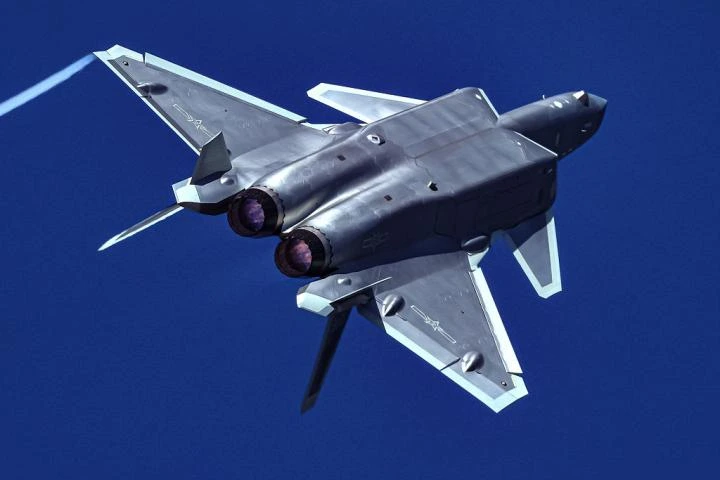 China está fabricando cazas J-20 de última generación con "fábricas oscuras", factorías en las que apenas hay humanos y que funcionan 21 horas al día