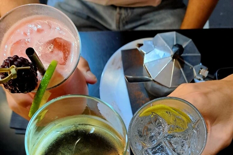 A rischio per consumo di alcol 8 milioni di italiani, boom delle e-cig