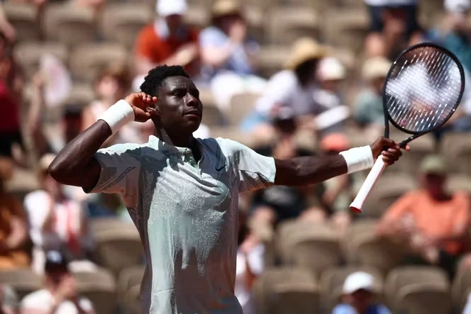 Roland-Garros 2026 : Moïse Kouamé, 17 ans, « ultraphysique » et d’un flegme olympien, fait sensation pour ses grands débuts