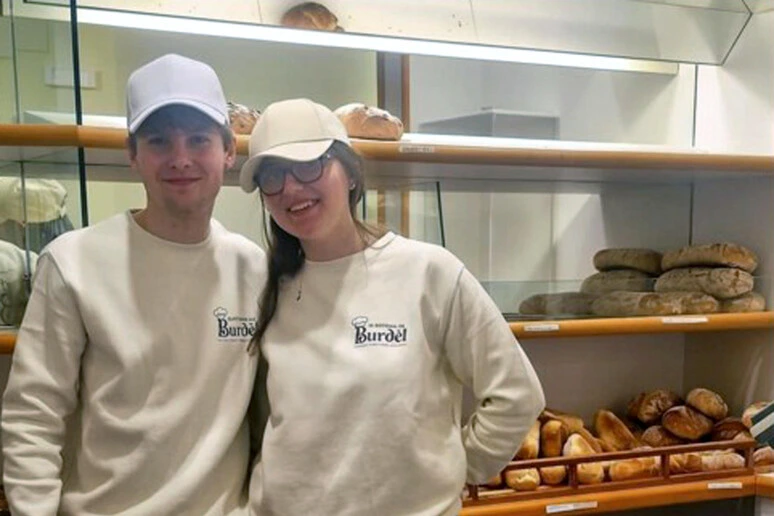 Professione fornaio a 20 anni, una giovane coppia riapre lo storico forno del paese