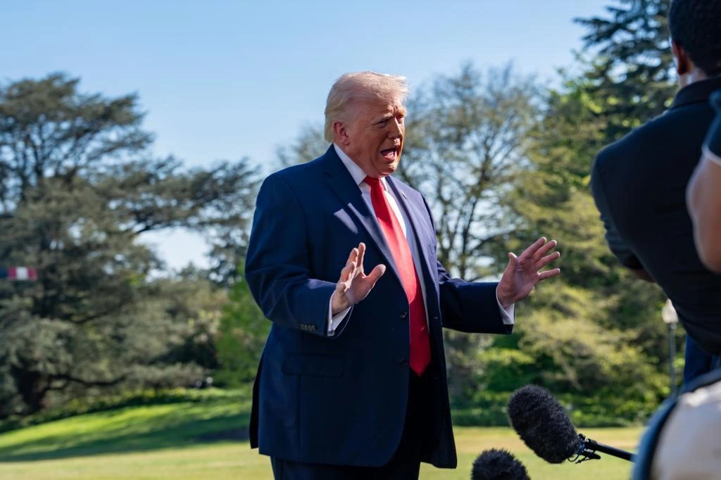 Trump ordena el bloqueo naval del Estrecho de Ormuz para que ningún buque puede atravesarlo