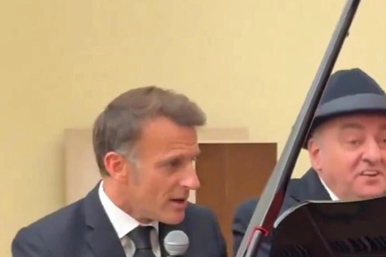 Macron in Armenia si improvvisa cantante sulle note di Aznavour