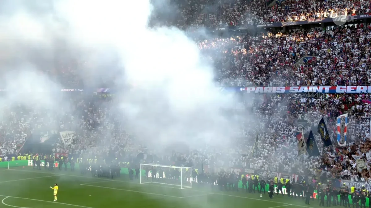 Champions League: Plötzlich stürmen Polizisten vor den PSG-Block