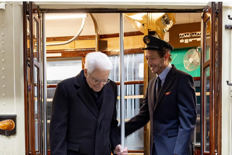 Mattarella ai Giochi su un tram guidato da Valentino Rossi
