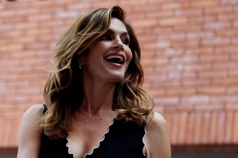 Cindy Crawford, compie 60 anni l'icona della bellezza del Midwest
