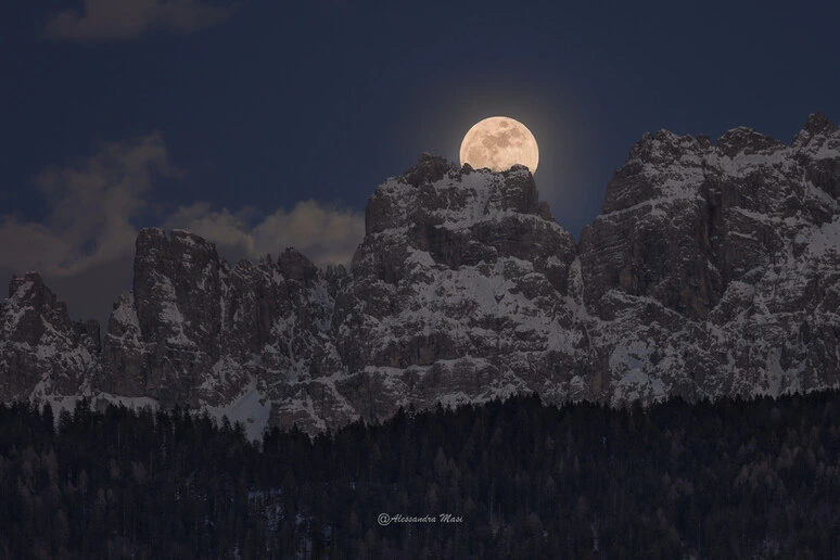La Luna piena di Pasqua splende sopra le Dolomiti