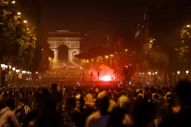 Après la victoire du PSG en finale de la Ligue des champions, des heurts mais une joie partagée à Paris : « Le foot, c’est ce qui nous rassemble »