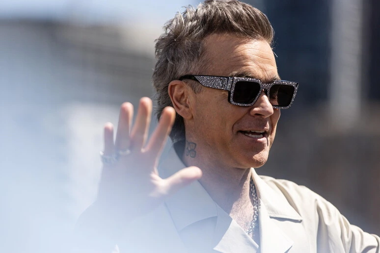 Robbie Williams cerca di chiamare i fan anni '90 ma il numero non funziona