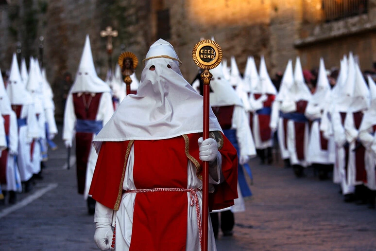 Pasqua in Sicilia tra riti ancestrali, processioni e sapori identitari
