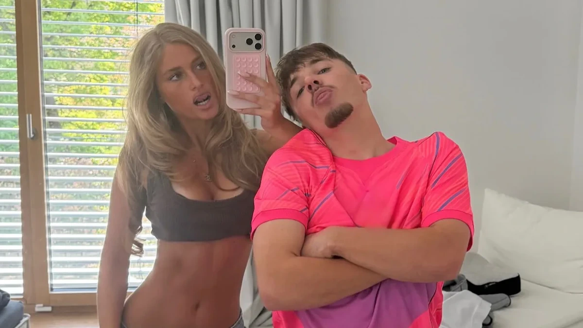 FC Bayern: Im Frankreich-Shirt! Nächster Pink-Auftritt von Karl mit seiner Zoe!