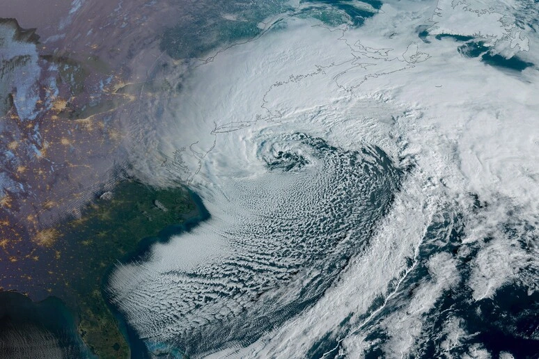 Neve e lampi su New York, il ciclone-bomba visto dai satelliti