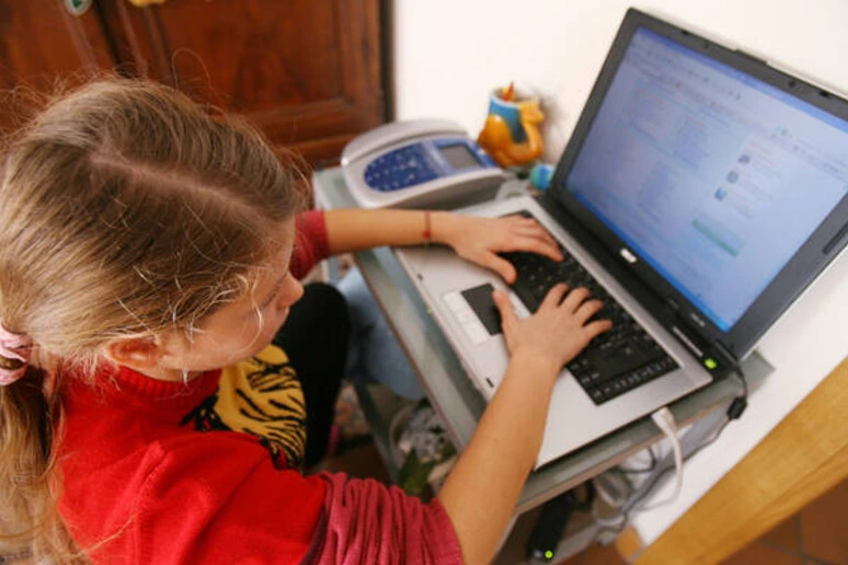 I ragazzi sanno di essere troppo online, i consigli per gestire i nativi digitali