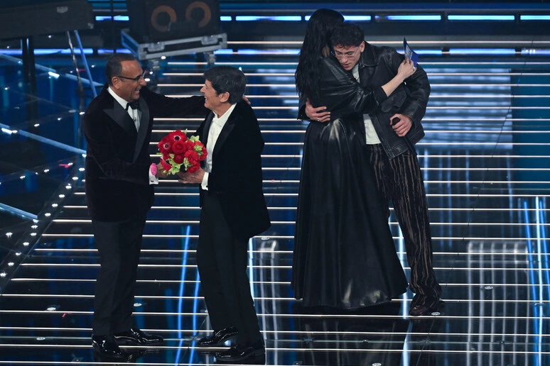 Gianni Morandi a sorpresa sul palco con il figlio Tredici Pietro
