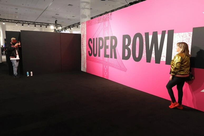 Al Super Bowl uno spot generato solo con l'IA, rischio compensi per le star