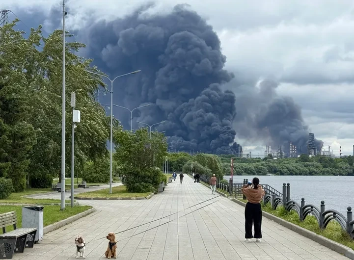 ФОТО И ВИДЕО⟩По Москве нанесены мощные удары: горит крупный НПЗ, пошел нефтяной дождь