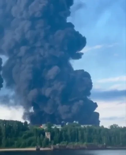 В российском городе после атаки дронов загорелось топливное хранилище и пошел «нефтяной дождь»