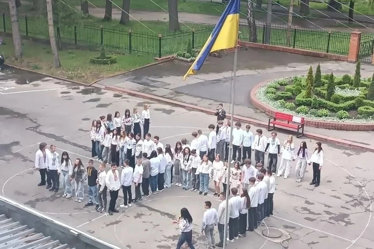 Правда ли, что в Виннице школьники выстроились в свастику?