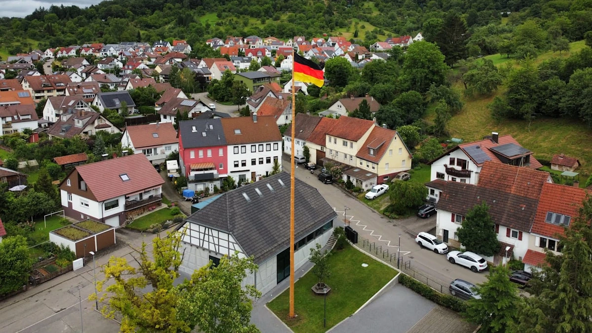 29 Meter!: Hier flattert Deutschlands höchste Deutschland-Fahne
