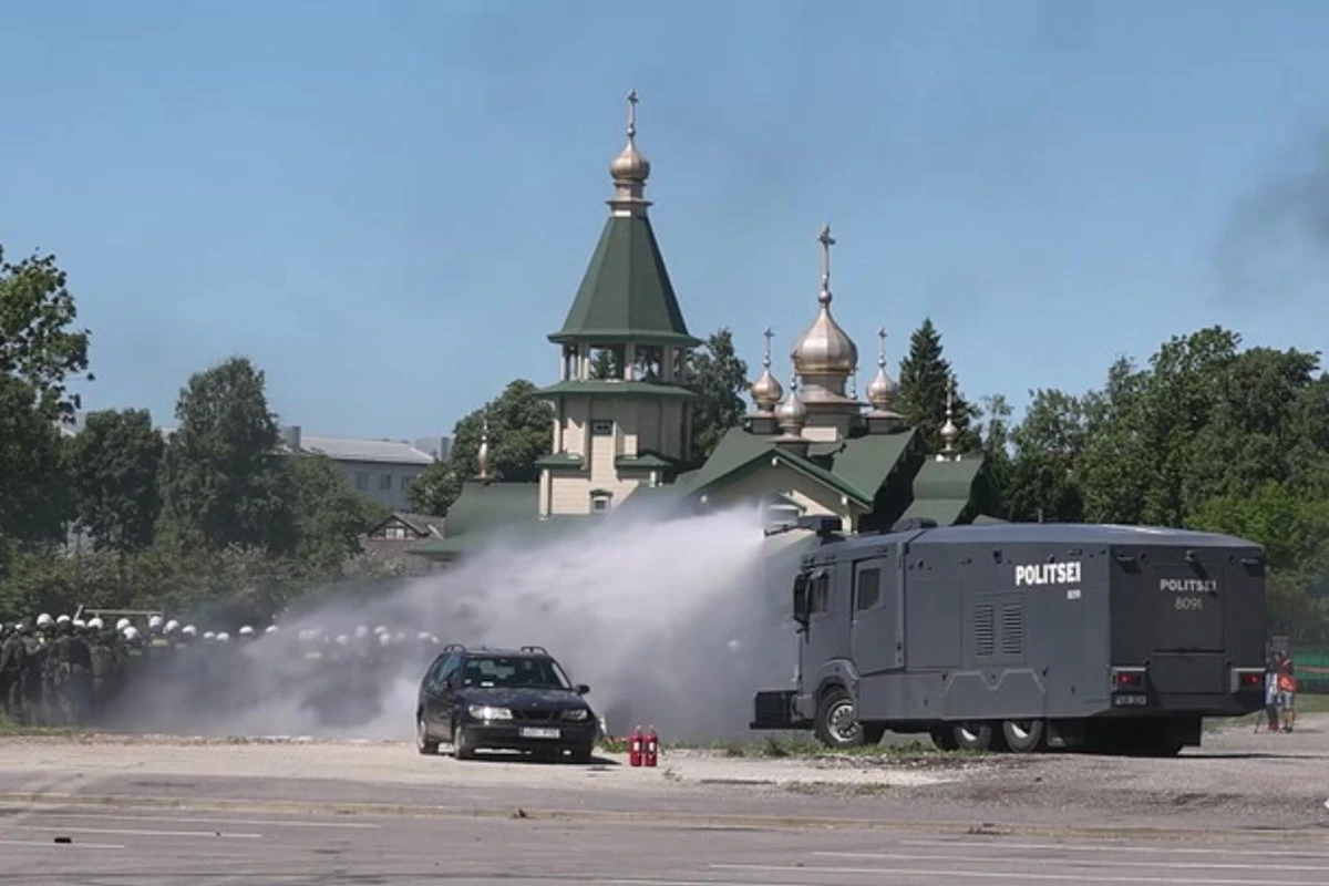 ВИДЕО И ФОТО | „Народ не слушают!“ Резервное подразделение полиции на учениях сдерживало разгневанных и голодных бунтовщиков