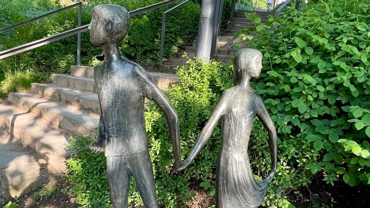 Märchen-Statue in Siegburg zersägt: Hänsel und Gretel geklaut