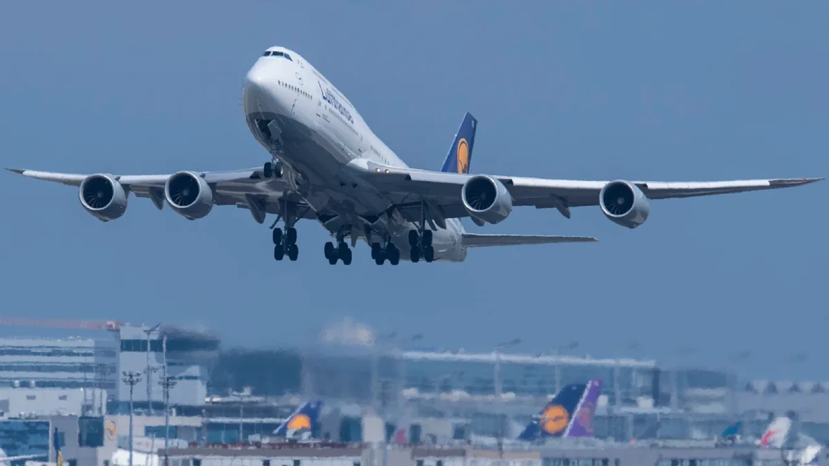 Möglicher Kerosinmangel: Lufthansa bereitet Flugstreichungen vor