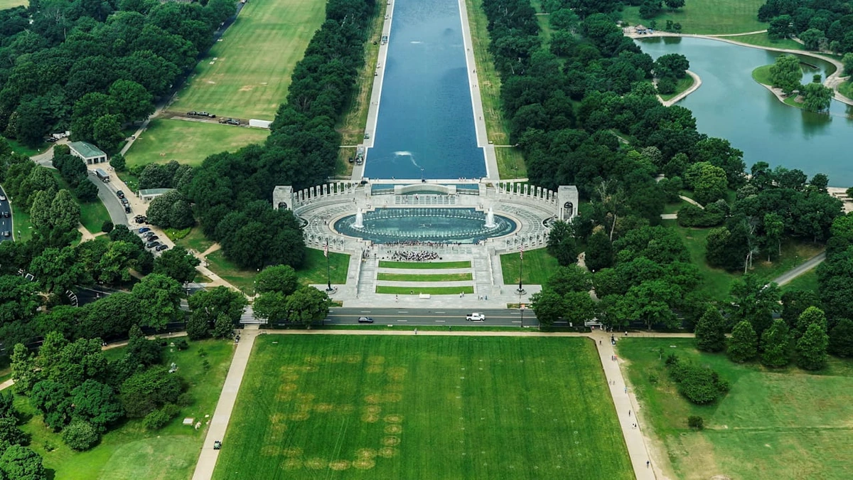 Drohung auf berühmter Wiese in Washington: Diese Zahlen bringen Trump zum Rasen!