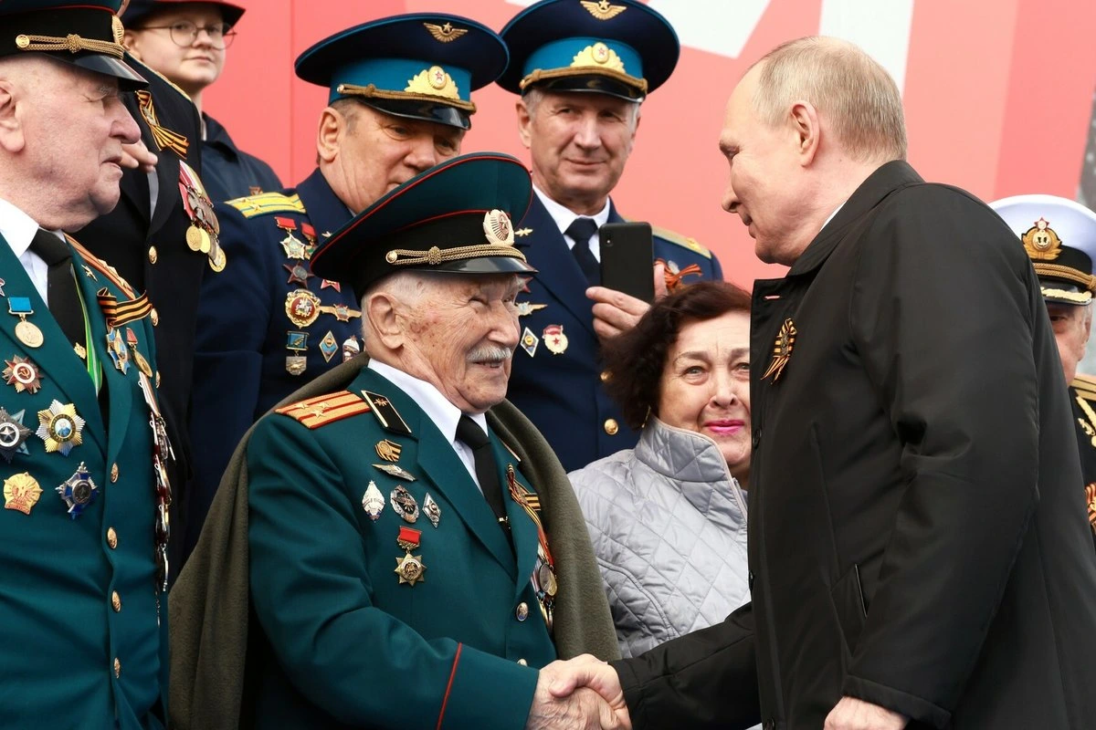 ВИДЕО | Писатель Виктор Суворов в беседе с Хансом Х. Луйком: история Второй мировой войны в России придумана для полных идиотов!