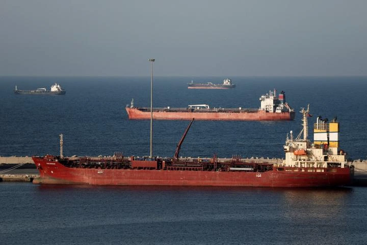 EE.UU dispara contra un petrolero que se dirigía al principal puerto petrolero de Irán y eleva la tensión en el Golfo