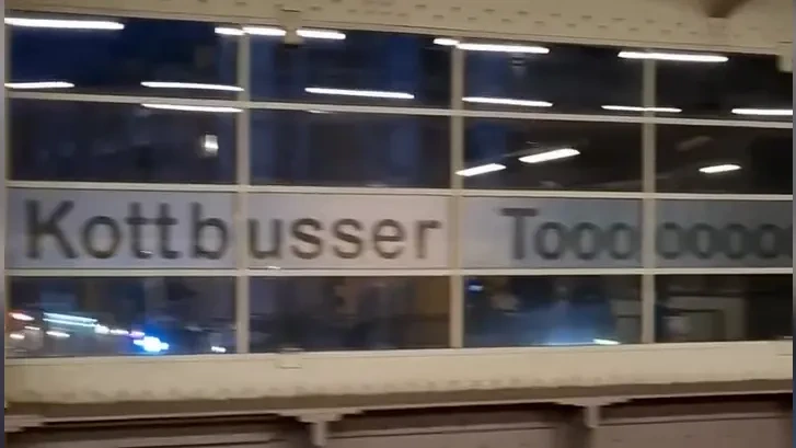 Brandenburger Tooooooor: Besondere Haltestellen-Deko zur WM