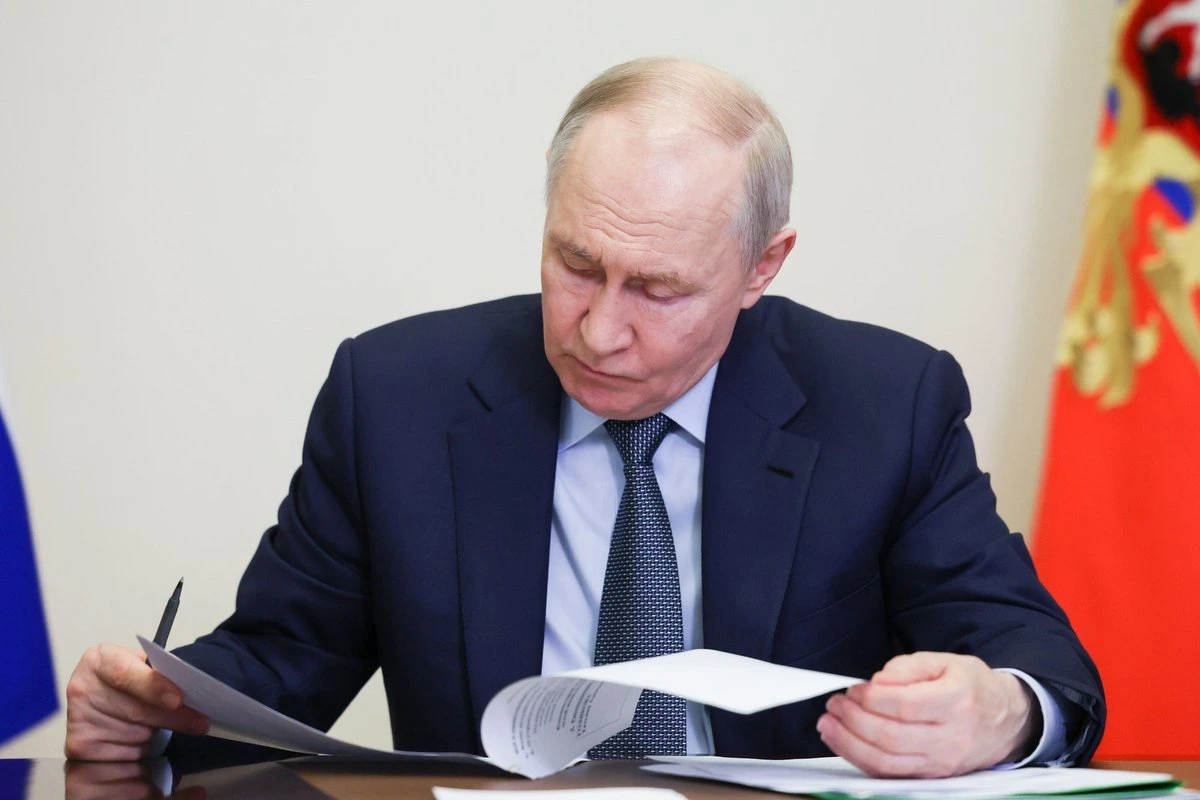 Путин подписал закон об аресте имущества живущих за границей россиян „за действия против интересов России“