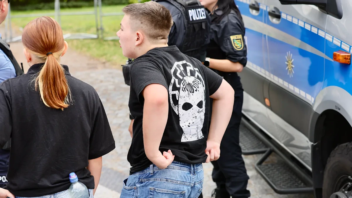 Verfassungsschutz-Debatte: Soll der Staat Neonazi-Kinder beobachten?