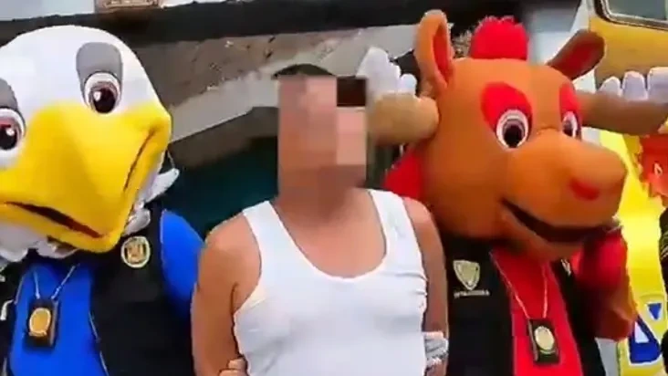 Polizisten tarnen sich bei Drogen-Razzia als WM-Maskottchen