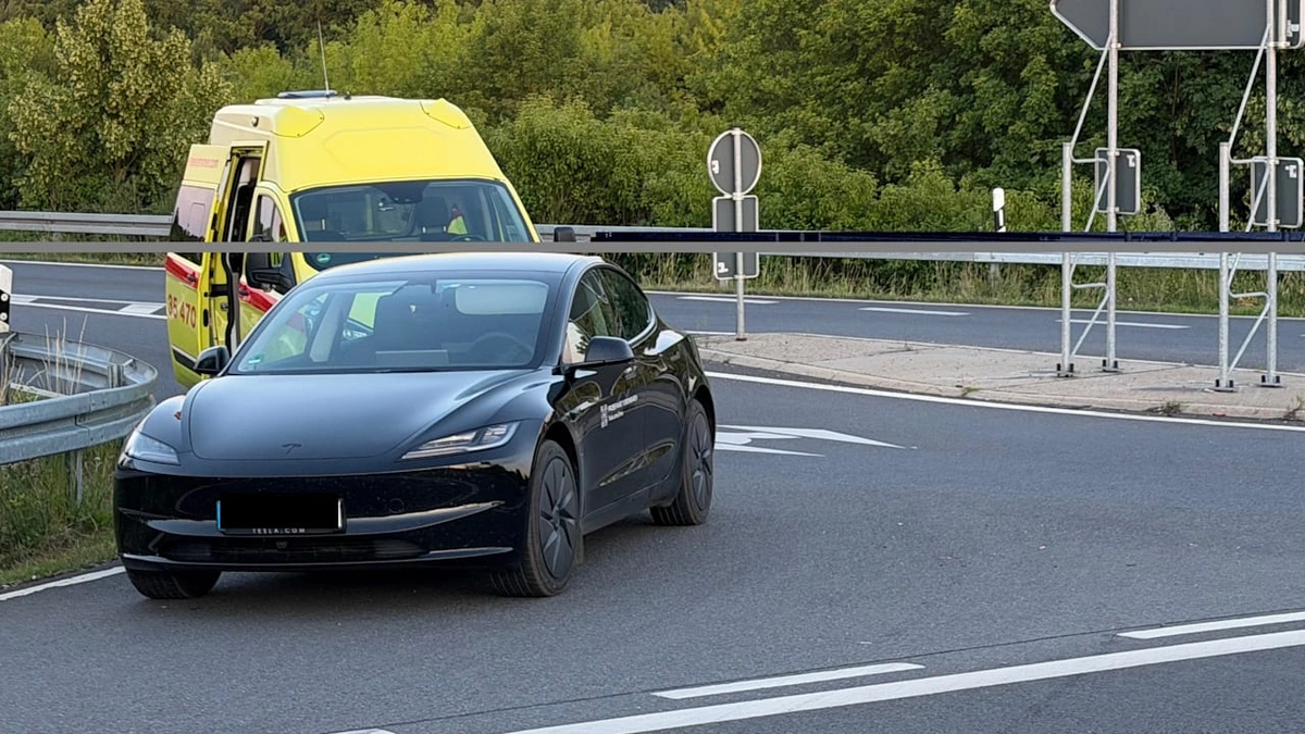 Akku leer?: Tesla parkt an der Autobahn bei Berlin