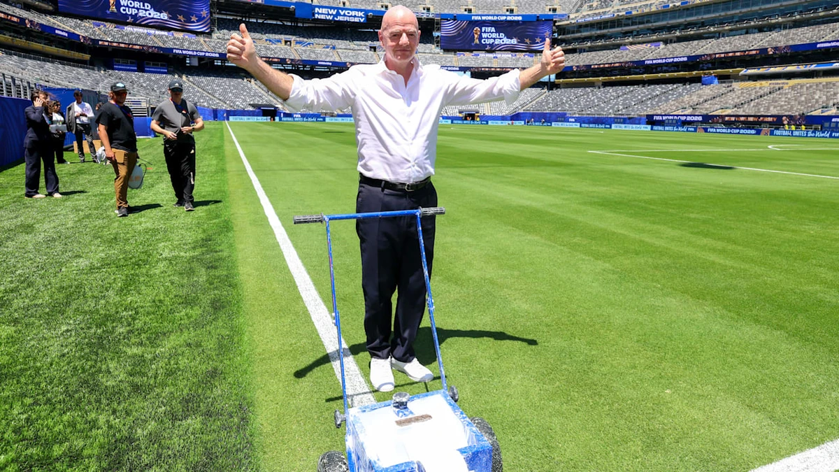PR-Show vor WM-Start: Infantino wird zum Greenkeeper