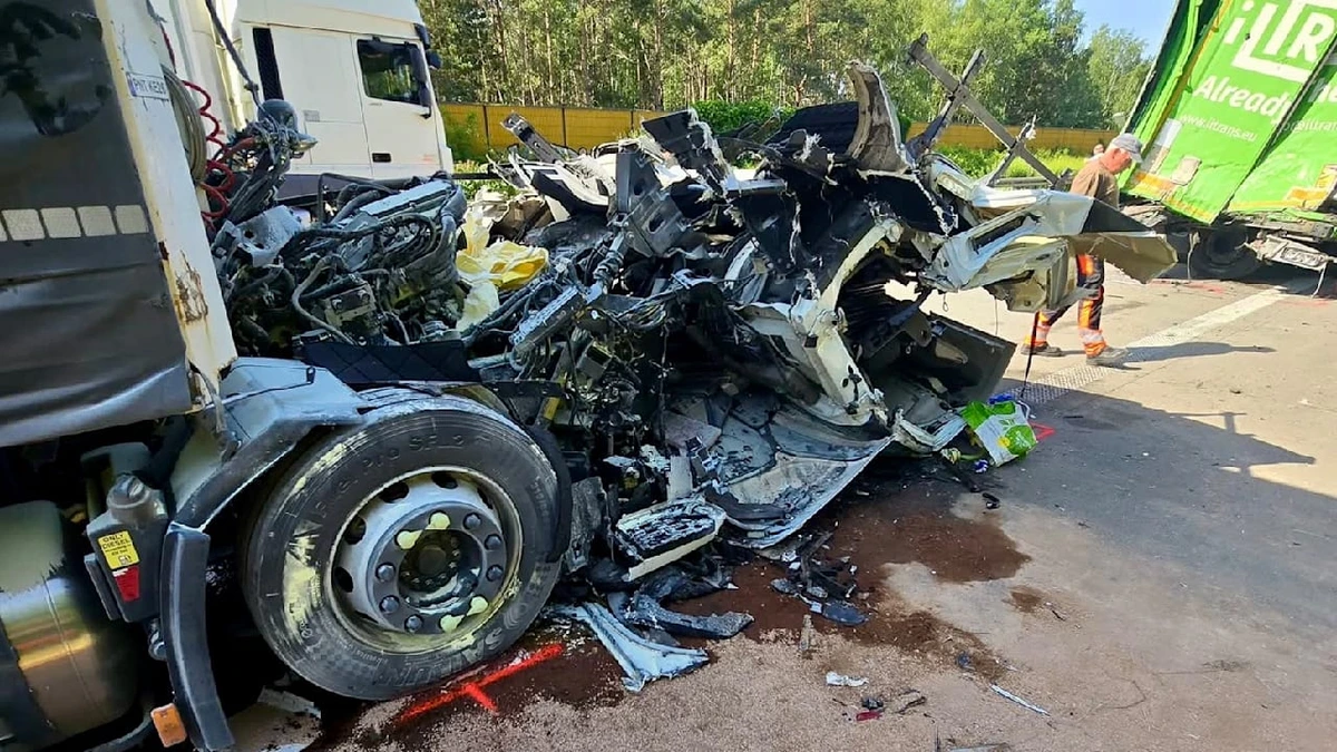 Unfall: Lkw-Beifahrer stirbt bei Stauende-Crash auf A 2