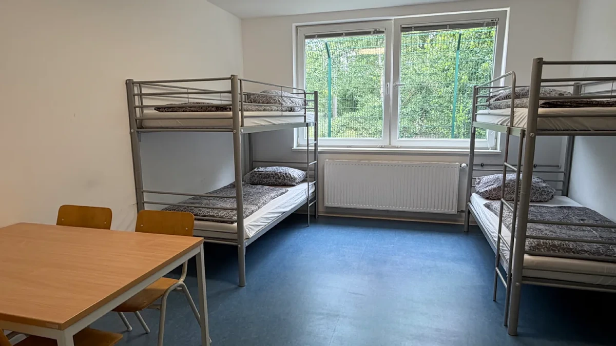 Außengrenz-Zentrum am Flughafen BER: Ein Bett und ein Zaun statt Asyl