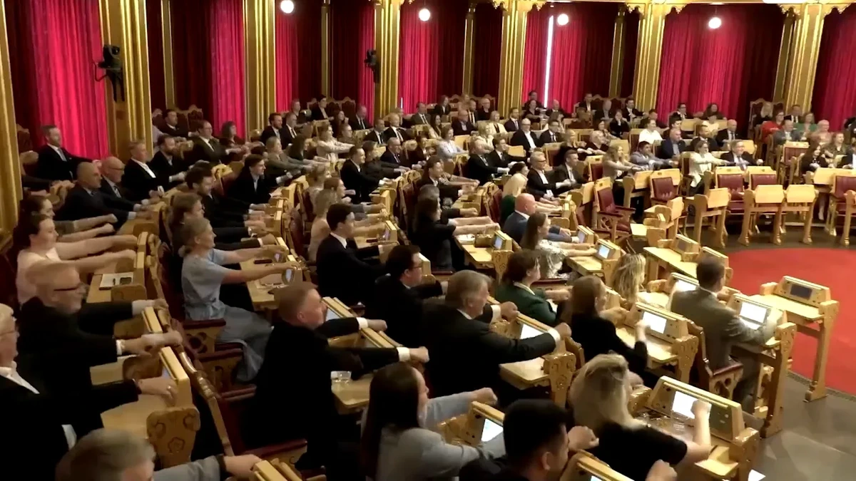 Spektakuläre Bilder: Norwegen-Parlament rudert im Kollektiv