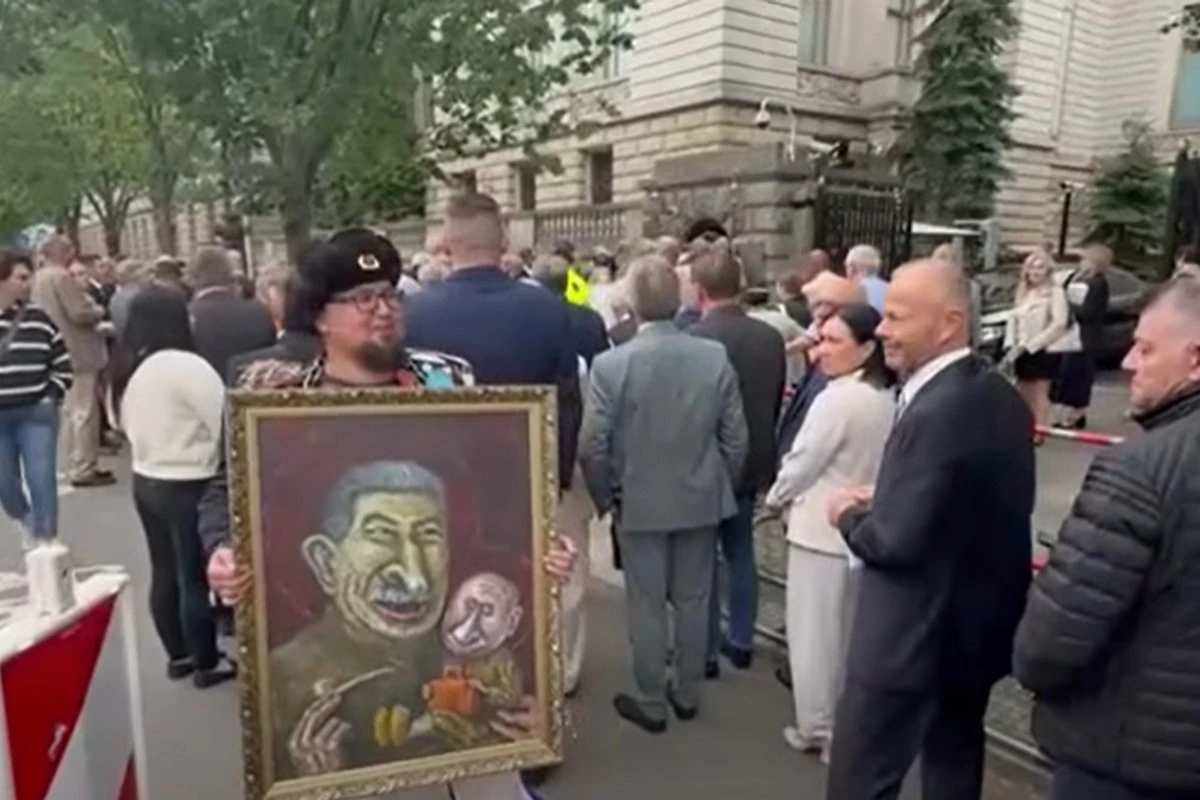 „Я не верю, что границы ЕС - это стена, через которую не перейдут российские спецслужбы“. В Польше убит российский оппозиционный художник