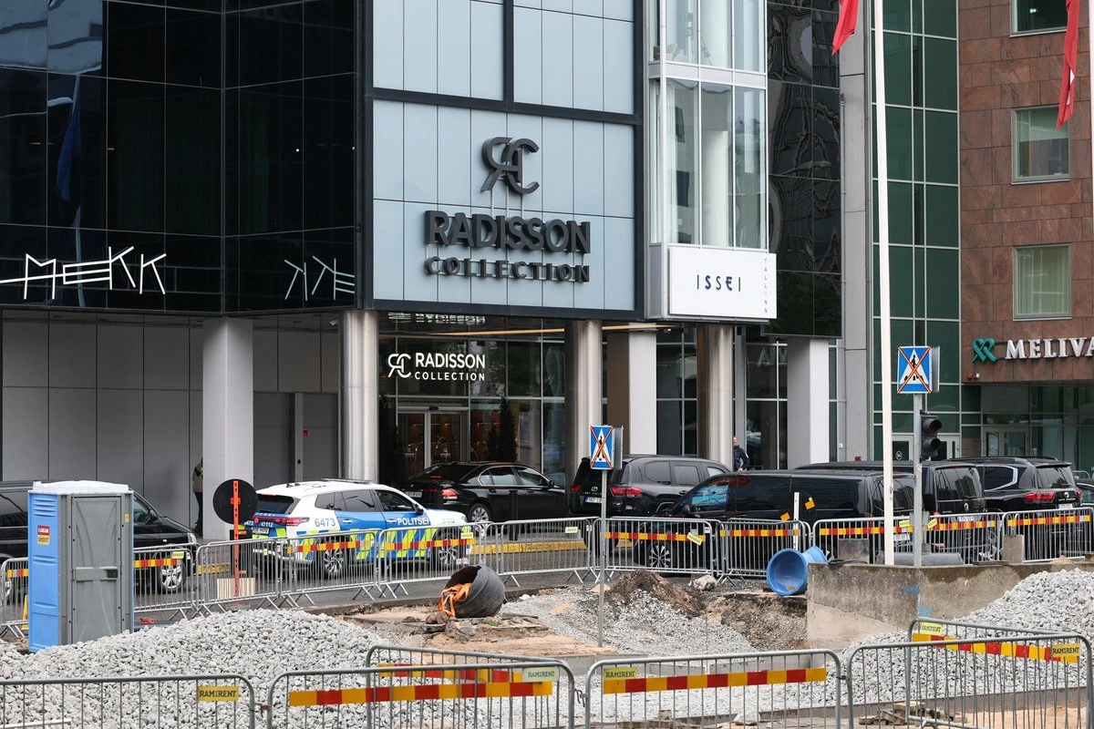 ФОТО | Зеленский остановился в отеле Radisson. К обеспечению безопасности привлечены сотни человек