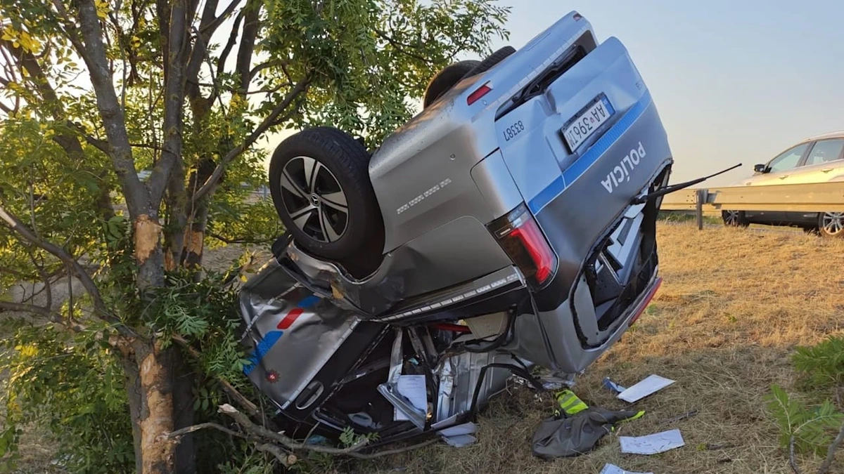 Unfall: Polizeiauto überschlägt sich auf Autobahn