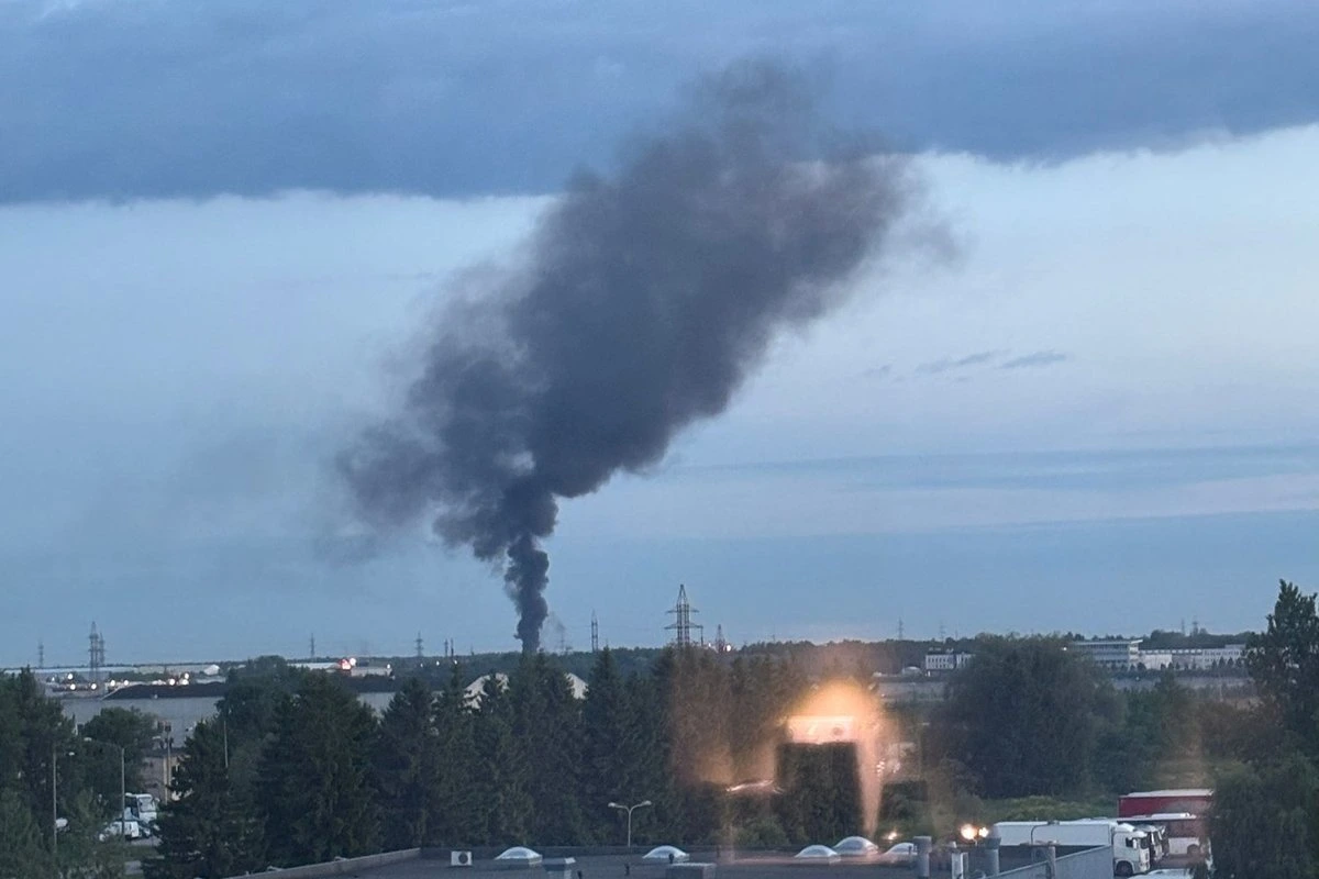 ФОТО И ВИДЕО | Ночью в Ласнамяэ горел пункт сортировки мусора. Спасательный департамент: держите окна и двери закрытыми