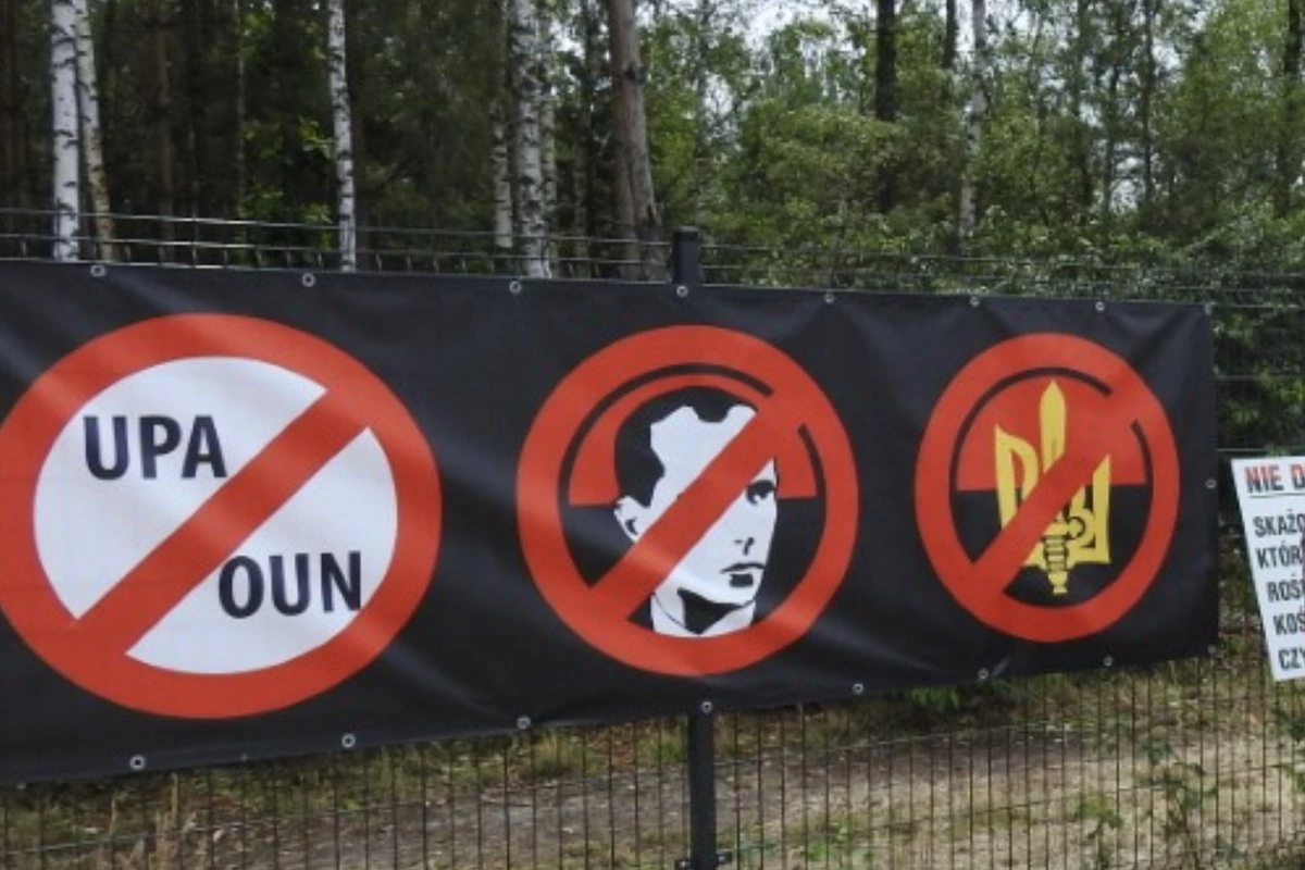Правда ли, что на границе Польши и Украины повесили плакаты, напоминающие о преступлениях УПА?