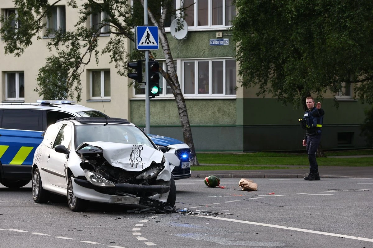 ФОТО | В Мустамяэ столкнулись два легковых автомобиля, один человек доставлен в больницу