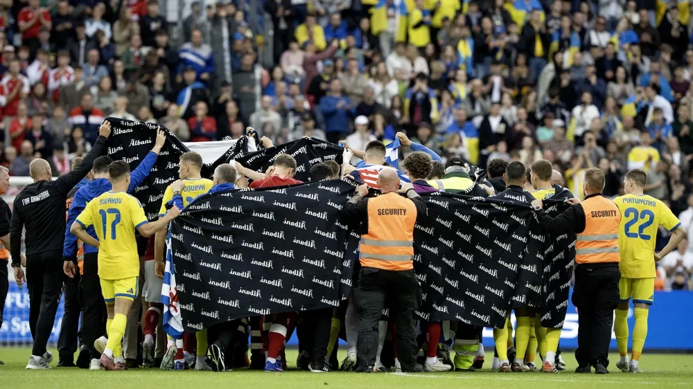 Christian Eriksen bricht erneut auf dem Platz zusammen