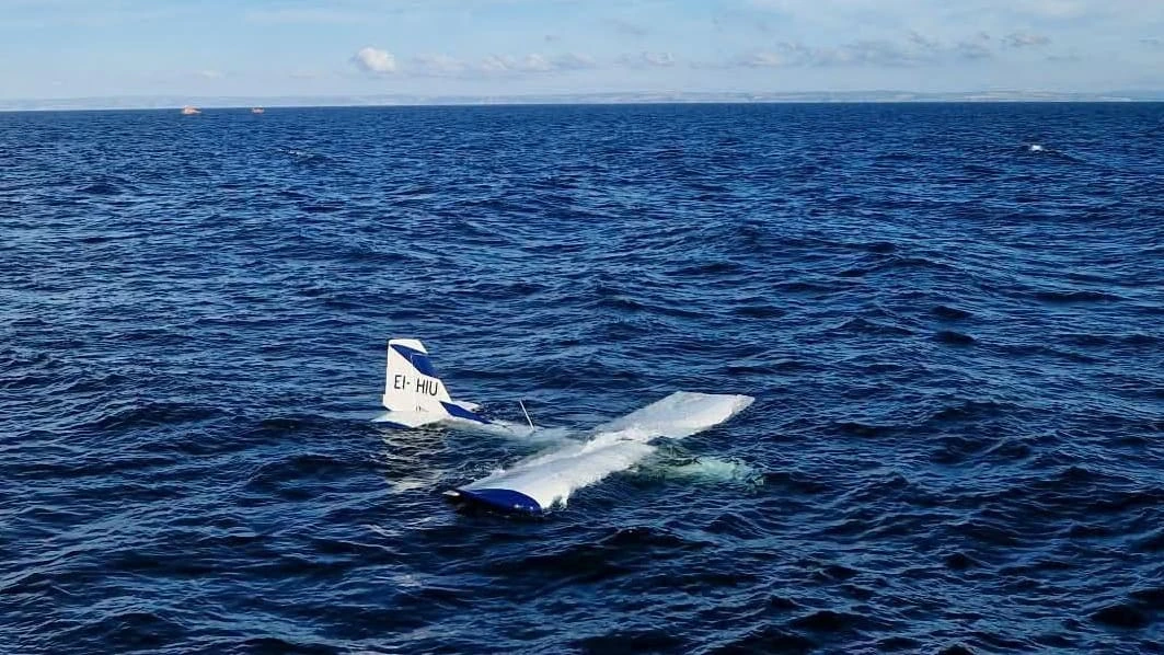 Mitten im Meer!: Absturzopfer überleben auf schwimmendem Flugzeugwrack