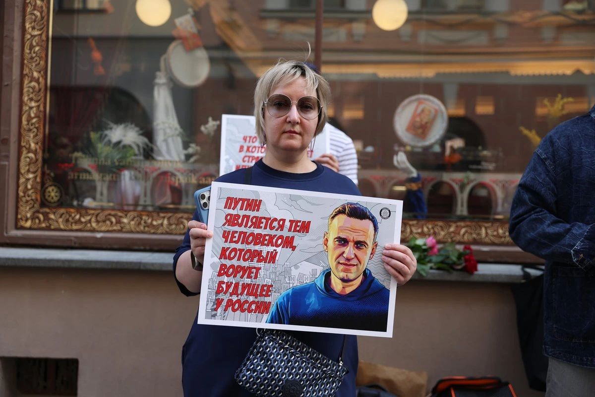 ФОТО | В Таллинне у посольства РФ прошла акция „Навальный. 50 лет. Продолжение следует“