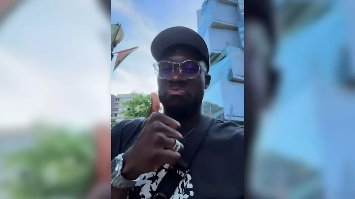 Obwohl er sein Trikot trägt: Fan erkennt Alphonso Davies nicht