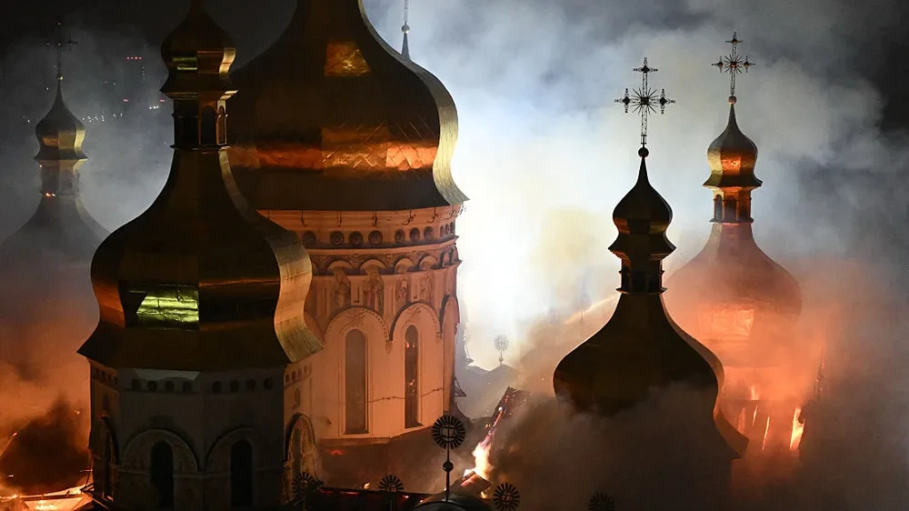 Russischer Angriff setzt Höhlenkloster in Kyjiw in Brand