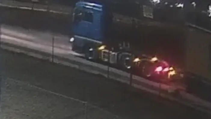 Sattelauflieger quergestellt: Todesfalle auf A281! Jetzt sucht die Polizei diesen Lkw